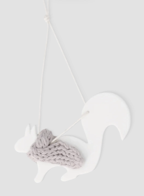 Räder Design Winterwaldtiere Eichhörnchen – Porzellananhänger mit Strickschal, 8,5 cm